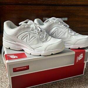 Women’s New Balance tennis shoes